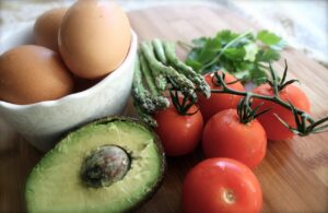 avocado, tomato, eggs-1386740.jpg